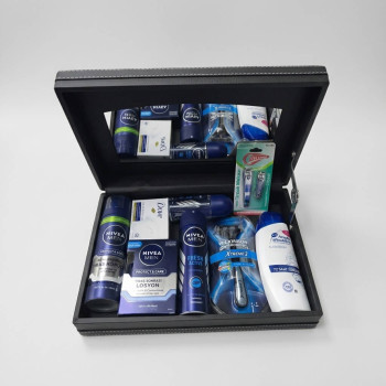 Nivea 8li Deri Aynalı Kutuda Traş Tırnak Seti Hediyeli